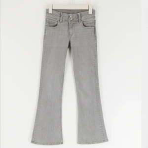 Low waist flare jeans - Jättefina lågmidjade bootcut jeans ifrån Gina tricot och passar mig som brukar ha S, 26, 36 i jeans💕💕 Hör av er vid andra frågor, frakt tillkommer💗