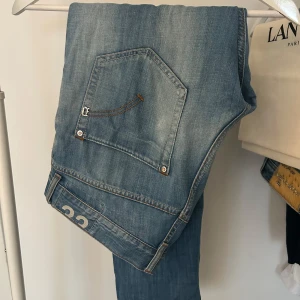 DONDUP JEANS  - Säljer nu dessa snygga jeans ifrån Dondup. Storlek 32. De är en äldre modell så dem säljs inte längre, är i väldigt bra skick (inga fläckar eller hål någonstans) däremot så är de lite lite skavt längst ner där bak vid fötterna. Hör av dig vid frågor