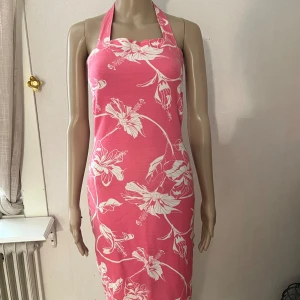 Hemsydd Hawaii klänning halterneck - Inget trasigt, delvis synliga sömmar.