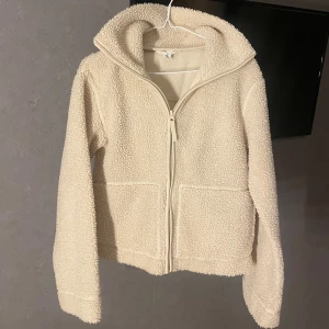 h&m fleece - säljer denna populära hm fleecen i storlek xs!🥰