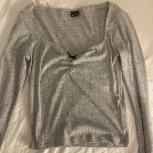 Grå långärmad topp - Jätte söt grå långärmad topp från Gina tricot! Är i storlek S och i mycket bra skick💞