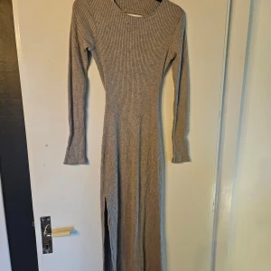 Grå klänning från bikbok - Fin klänning frpn bikbok, stl s.