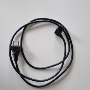Kabel  - Ström/nätkabel, har använts till en statonär dator.
