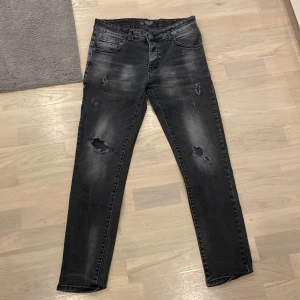 Philipp plein jeans - Jeansen är i ganska använt skick. Storlek w31