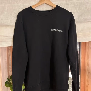 Calvin Klein Tröja  - En jätte fin Calvin Klein tröja som knappt är använd! Storlek M, inga defekter på den men vill bli av med den därav priset! 🥰