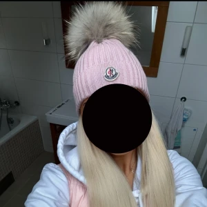 Moncler mössa  - En rosa superfin monclermössa i fint skick! Finns inte att köpa längre🩷 säljer även en matchande rosa moncler väst, vid köp av båda kan vi komma överens om paketpris 