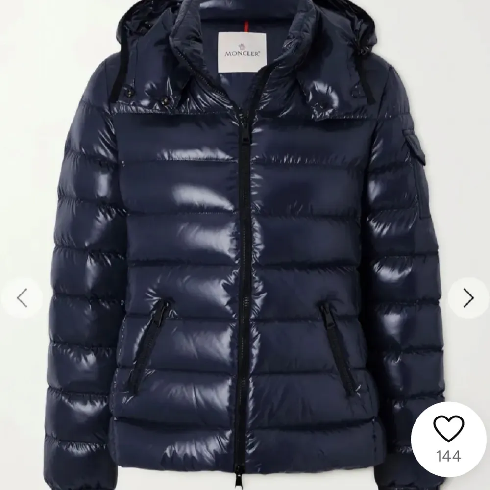 Säljer en moncler jacka i storlek 1 i färgen svart. Pris diskuteras vid intresse! . Jackor.