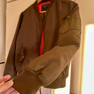 Bomber jacket from Forever21, size Small - In very good condition Military green color in actual