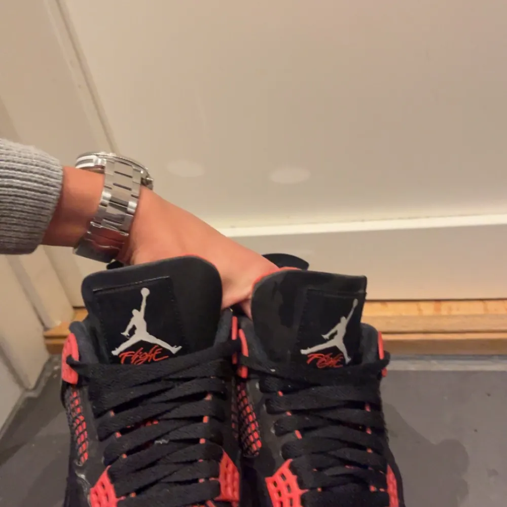 Hej jag säljer dessa Jordan 4 red thunder, dom är i bra skick några väldigt små defekter på få tal ställen, dom är väldigt varma och sköna inför vintern med en unik färg, Köpta från merchsweden och har fysiskt och digitalt kvitto, har orginal boxen.. Skor.