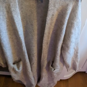 Vit long kofta💖 - Vit long kofta i storlek m men passar S-L eftersom att den är stretchy.den är ifrån lindex