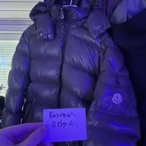 Moncler maya grå (STEAL!!!)  Storlek 5  Cond får man avgöra själv=Water stains och nått märke vid armen på sissta bilderna, dragskedja slitem logga. Mer bilder går att få privat   Pris :5000kr  Köparen står för frakt.