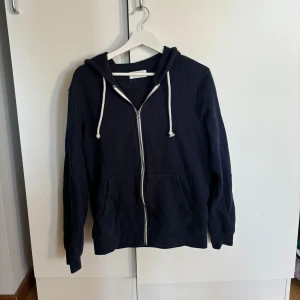 Pier one zip upp - Mörkblå zip upp, svarar så fort jag kan va inte rädd för att ställa frågor. M men passar S