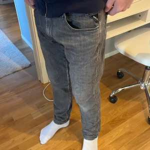 Replay anbass jeans - Säljer min replay anbass som inte används längre. Storlek 34 i midjan och 32 i längden. Sitter bra på mig som är 181cm och väger 70kg. Lite stora i midjan men passar med skärp. Nypris 1499kr, mitt pris 299kr. Skriv för fler bilder! / Leo