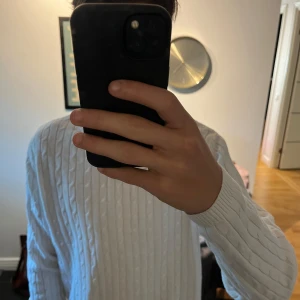 Sweatshirt kronstadt - En sweatshirt i storlek M andvänd sparsamt och inga defekter förutom det ni ser på lappen bakom nacken så är det lite knopprigt skick 9/10