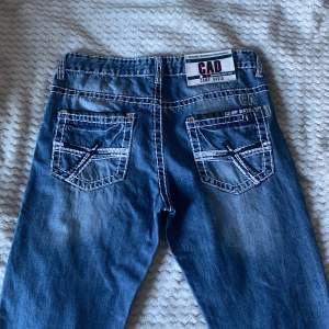 Camp David jeans i mycket bra skick! Säljs pga lite korta för mig (188cm) skön passform som ligger najs på skorna. Skriv för frågor eller bilder!