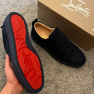Christian Louboutin  - Ett par riktigt feta marinblåa loubs i storlek 43. Självklart äkta, allt og tillkommer. Hör gärna av er vid frågor!😄