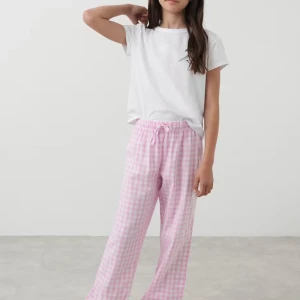 Pyjamasbyxor - Säljer dess jättefina pyjamasbyxorn från Gina Young. Säljer för de är för korta. Väldigt en skick. Köpte för 199kr. Priset kan diskuteras 💕