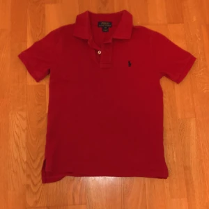 Röd polo Ralph lauren skorta  - Hej, jag säljer min polo Ralph lauren skjorta för att den har blivit för liten. Skick är 8 av 10. Kontakta för minsta tanke om skjortan