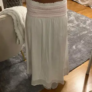 Egentligen en barn klänning från Gina Young men använd som lång kjol💞 Passar lite kortare personer, själv är jag 160cm💋