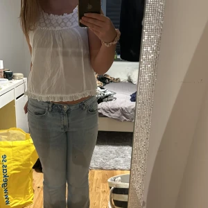 Spetströja -  En jätte fin spetströja i storlek 38 ( jag har 36 och den sitter såhär på mig) 