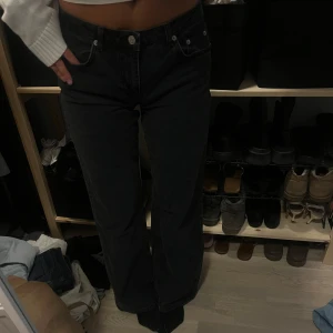 Lågmidjade gråa jeans - Jeans från NA-KD, populär modell. Långa i benen (jag är 170cm). Aldrig använda