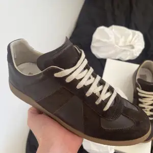 Tvärfräscha Margielas i brun färg köpta från Farfetch🤝😁 Jättefräscha och feta skor nu till hösten! Hör av er vid frågor eller funderingar 😄