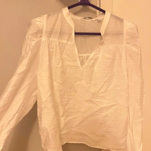Vit genomskinlig blus  - Good looking, vit genomskinlig blus från H&M. Liten cute knapp detalj framme. Sitter najs och fint.🤍