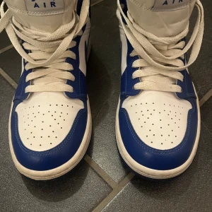 Jordan 1 Mid  - Jordan 1 mid Kentucky blue, endast använda några gånger och i nyskick. Köpta för 2400kr men kommer aldrig till användning Storlek 40,5. Box tillkommer och även creaseskydd om man vill 