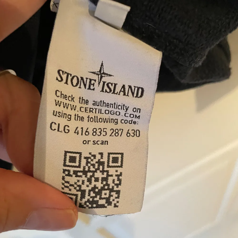 En (äkta) Stone Island crewneck tröja / sweatshirt i mycket fint skick. Mörkblå/gråblå.  Storlek Small. Den sitter bra på dig som är mellan 170 till 178 lång.  Väldigt mjuk och skön tröja till hösten. . Tröjor & Koftor.