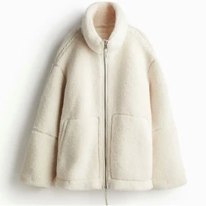 H&M pilejacka mef lös passform - Säljer denna as snygga slutsålda Teddy jackan i pile från H&M. Helt ny med lappen kvar, inte använd en ända gång. Hör av dig vid funderingar, pris kan eventuellt diskuteras vid snabbt köp! 💕