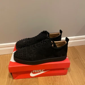 Louboutin skor - Ett par fetta louboutin skor i färgen svart med taggar. Storlek 45-46. Använda ett par gånger. Pris kan diskuteras.