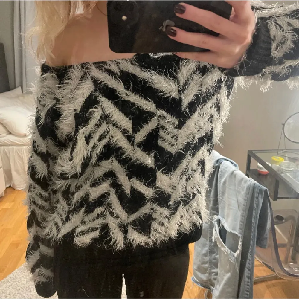 Säljer nu min favorit tröja med zebra mönster, så mysig nu till hösten och som ny🍂. Hoodies.