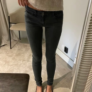 Svarta skinny jeans Replay - Säljer ett par svarta jeans från Replay storlek W26/32. Dem är stretchiga och så sköna. Mycket fint skick, förutom en liten slitning i trycket på rumpan (se bild)💘💘