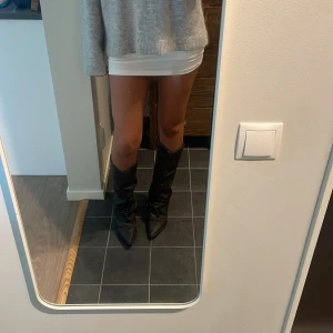 Boots Berhska - Snygga boots/cowboy från Berhska helt som nya använt fåtal gånger sjukt sköna att gå i!! Färgen är smuts grå skulle ja säga