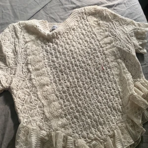 Tröja från zara - Säljer denna tröja från zara då den inte kommer till användning längre köpte den för ungefär ett år sen men har använt den 2-3 gånger är precis som ny den passar som   xxs,xs och S