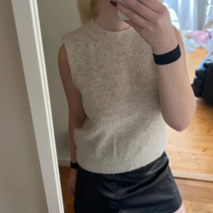 Beige väst  - Knappt använd fint skick 