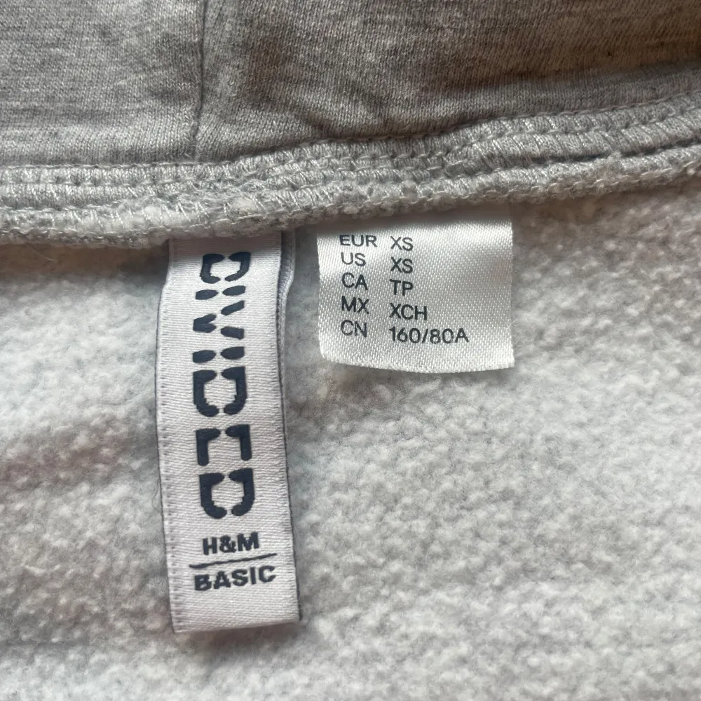 Grå hoodie med dragkedja från H&M storlek XS. Hoodies.