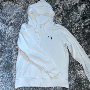 Ralph lauren hoodie  - Säljer denna tröja pågrund av att jag inte typ aldrig har använt den, skicket är 9/10 riktigt fin och inga fläckar eller hål på den. Priset kan diskuteras vid snabb affär.