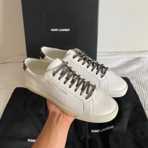  Saint Laurent skor  - Säljer dessa sjuka Saint Lauren skorna💥. De kommer med box, dustbags, extra vita snören och allt annat som syns i bild. Helt nya, skick 10/10! Storlek 41, kan även passa 42🙌Ord pris 6000kr, vårt pris 3099🤝