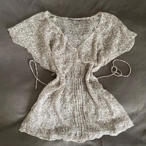 Blus - Halvt genomskinlig blus i jättefint skick, band i midjan