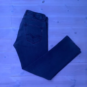Replay jeans  - Säljer dessa feta Replay jeans för ett väldigt bra pris dem är i väldigt bra skick, har du några frågor eller är du intresserad skriv.😁