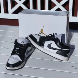 Jordan 1 Low Panda DC0774-101 - Säljer ett par Air Jordans Panda Low i utmärkt skick. OG boxen följer dessutom med!