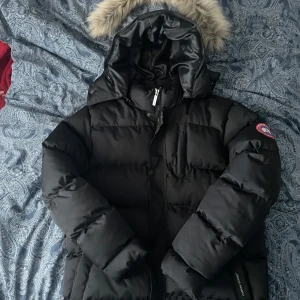 Canada goose jacka - Tja, säljer min canada goose jacka, i bra skick 9/10, bara använt ett par gånger förra året men använder inte längre.  Ba skriv t mig för mer info💯