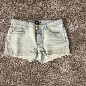 Jeans shorts från Lager 157, använda fåtal gånger. De har ett märke på ena bakfickan av min mobil, ska försöka få bort i tvätten men inget man tänker på💗