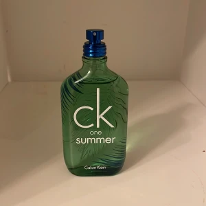 Ck One Summer 2016 - Extremt sällsynt helt oanvänd 2016 batch av den kända Ck one summer. Parfymen säljs inte längre så den går inte att få tag på någonstans under 1300. Riktigt fräsch doft passar till alla tillfällen. 