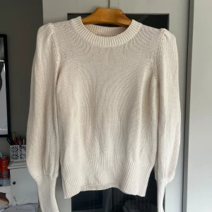 Stickad tröja - Så fin beige stickad tröja från Free/quent storlek S, Perfekt till hösten! Pris kan diskuteras beroende på intresset💕