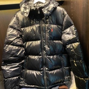 Ralph lauren jacka - Jackan är svart och i nytt skick, storleken är L men passar även M Priset kan diskuteras