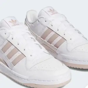 intressekoll på dessa adidas sneakers i superfint skick, använd ett fåtal gånger! pris kan diskuteras