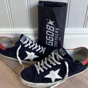 Golden goose - Säljer nu mina golden goose superstar💫 De är i en marinblå färg och väldigt försiktigt använda och är i ett riktigt bra skick. Dustbag ingår och vid fundering så tveka inte på att skriva😁