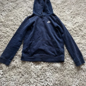 Mörkblå hoodie från Nike - Säljer en snygg och bekväm mörkblå hoodie från Nike. Perfekt hoodie i vardagen🔥Skick 7/10 och priset går att förhandlas!!